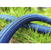 Gartenschlauch auf Gras