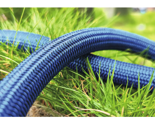 Gartenschlauch auf Gras