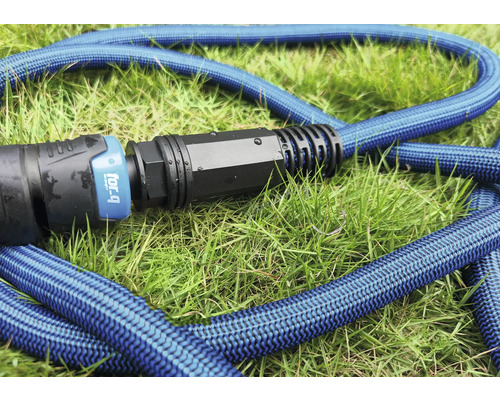 Gartenschlauch auf Gras mit for_q Logo