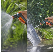 Lance d'arrosage en utilisation pour l'arrosage du jardin et le nettoyage d'une pelle