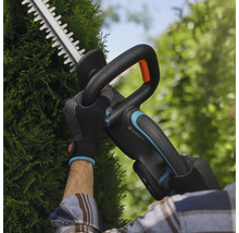 Personne coupant une haie avec un taille-haie sans fil Gardena