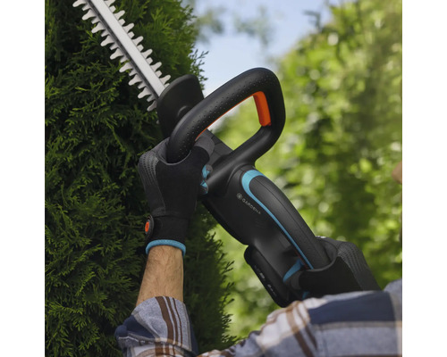 Personne coupant une haie avec un taille-haie sans fil Gardena