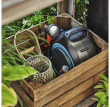 Boîtier de tuyau d'arrosage avec pistolet pulvérisateur dans une caisse en bois