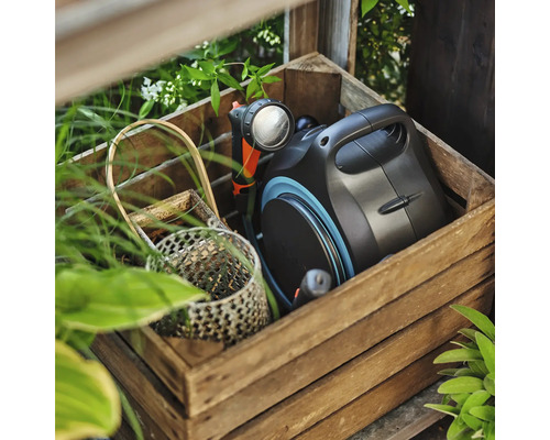 Boîtier de tuyau d'arrosage avec pistolet pulvérisateur dans une caisse en bois