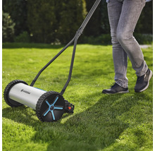 Tondeuse à gazon manuelle en cours d'utilisation sur une pelouse