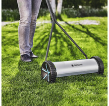 Tondeuse à main Gardena en cours d'utilisation sur une pelouse