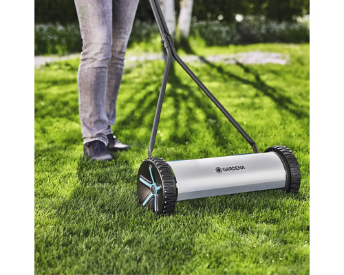 Tondeuse à main Gardena en cours d'utilisation sur une pelouse