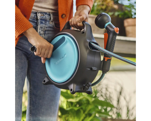 Boîtier de tuyau d'arrosage avec tuyau et lance en main