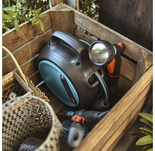 Boîte à tuyau d'arrosage Gardena dans une caisse en bois