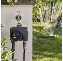 Système d'arrosage intelligent Gardena avec arroseur de pelouse dans le jardin