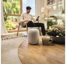 Haut-parleur sur une table en bois dans un salon lumineux