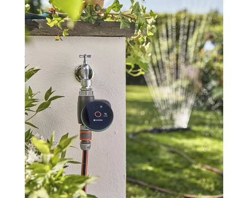 Contrôle d'arrosage Gardena avec arroseur dans le jardin