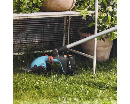 Akkubetriebene Grasschere mit Teleskopstiel im Garten