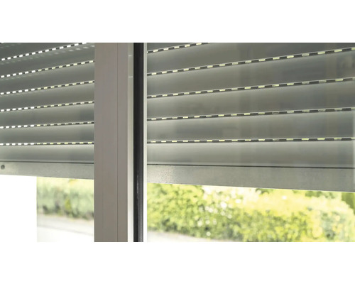 Rollladen am Fenster zur Beschattung und zum Schutz der Privatsphäre.