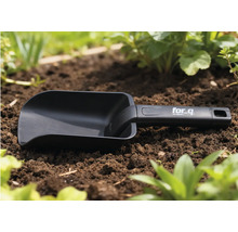 Gartenschaufel aus Kunststoff im Beet