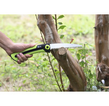 Handsäge schneidet Ast