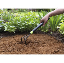 Griffe de jardin utilisée pour ameublir la terre dans une plate-bande