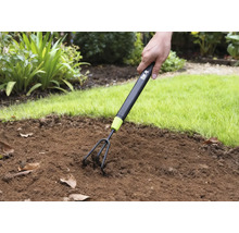 Travail du sol avec une griffe de jardin dans le jardin