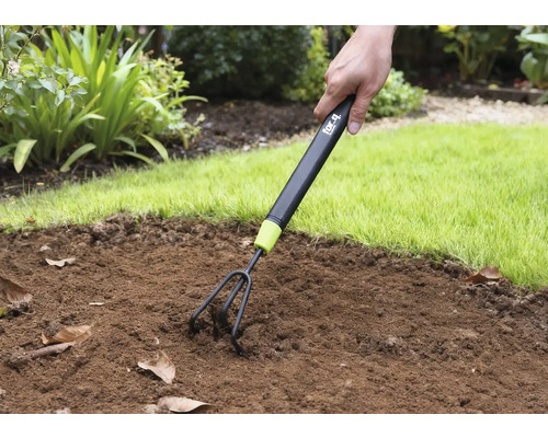 Travail du sol avec une griffe de jardin dans le jardin