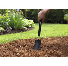 Jardinage avec une pelle à main dans le jardin