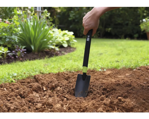Jardinage avec une pelle à main dans le jardin