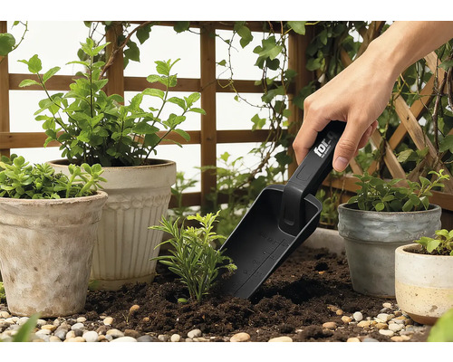 Scène de jardin avec pots de plantes, verdure environnante et une personne utilisant une transplanteuse.