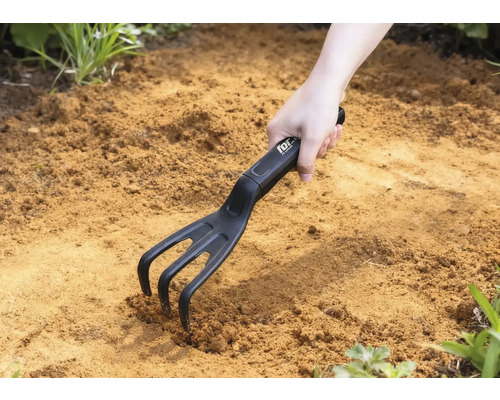 Griffe de jardin en utilisation dans la terre