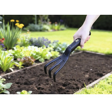 Griffe de jardin en utilisation dans une plate-bande de légumes.