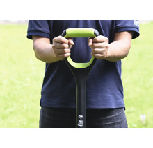 Eine Person hält einen Spaten mit einem D-Griff.