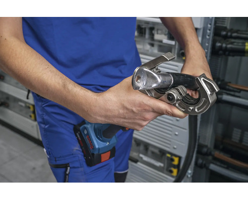 Eine Person hält eine Kabelschere mit einem Kabel in der Hand