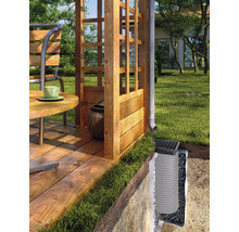 Garten mit Holzterrasse, Rankhilfe und Regenwasserversickerungssystem.