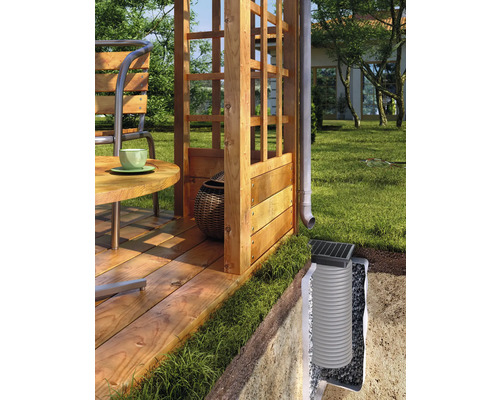 Garten mit Holzterrasse, Rankhilfe und Regenwasserversickerungssystem.