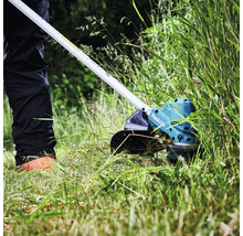 Coupe-bordures Makita en cours d'utilisation pour couper l'herbe