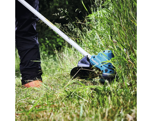 Coupe-bordures Makita en cours d'utilisation pour couper l'herbe