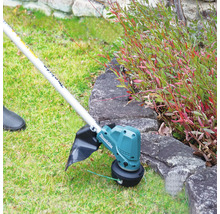 Coupe-bordures en cours d'utilisation pour couper les bordures de gazon