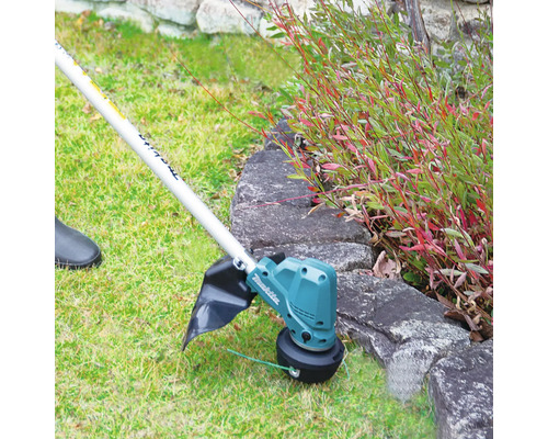 Coupe-bordures en cours d'utilisation pour couper les bordures de gazon