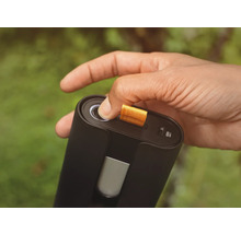 Personne actionnant un bouton sur un appareil électronique