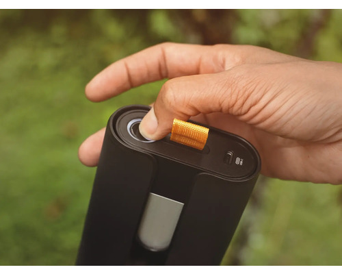 Personne actionnant un bouton sur un appareil électronique