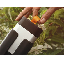 Une personne tire sur une bande orange sur un outil de jardinage.