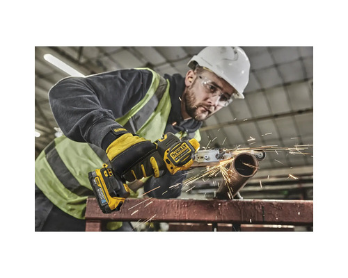 Ein Arbeiter verwendet einen Bandschleifer, um ein Metallrohr zu bearbeiten, wobei Funken entstehen.