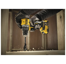 Dewalt Akku-Bohrschrauber im Einsatz beim Bohren in Holz