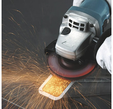 Meuleuse d'angle meulant du métal avec des étincelles