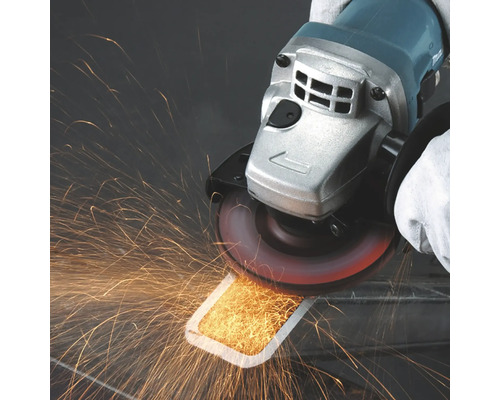 Meuleuse d'angle meulant du métal avec des étincelles