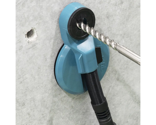 Bohrmaschine mit Bohrstaubabsaugung an einer Wand