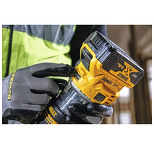 Dewalt Akku-Oberfräse in der Hand eines Handwerkers