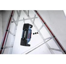 Logo Bosch sur un niveau numérique fixé à une échelle