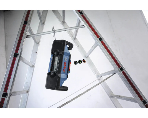 Logo Bosch sur un niveau numérique fixé à une échelle