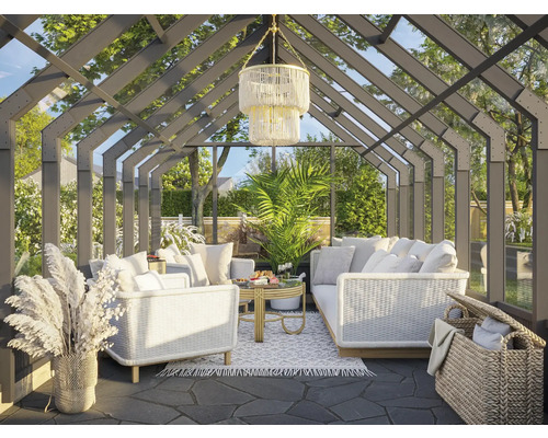 Terrasse mit Gartenmöbeln unter einem Glasdach