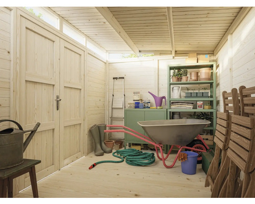 Gartenhaus Innenansicht mit Gartengeräten, Möbeln und Regalen zur Aufbewahrung