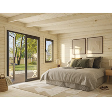 Chambre lumineuse avec murs en bois, lit double et porte-fenêtre